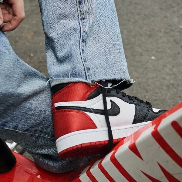 Air Jordan 1 Retro High Satin Black Toe