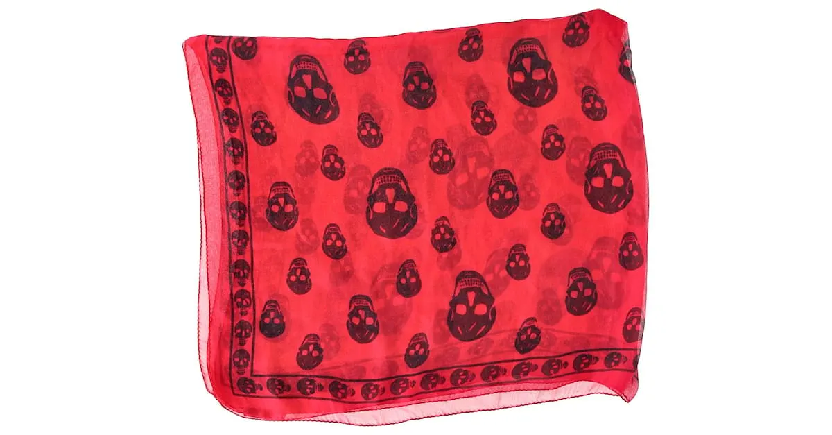 Bufanda de seda roja con estampado de calavera de Alexander McQueen 