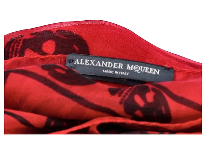 Bufanda de seda roja con estampado de calavera de Alexander McQueen 