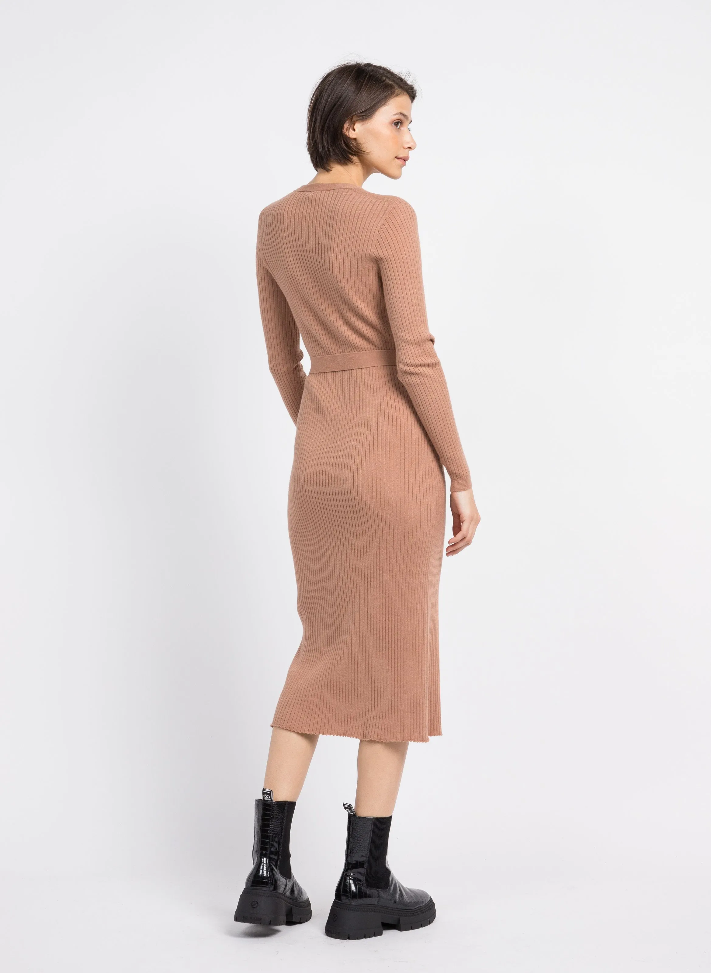 PANOPLIE - Vestido midi ajustado con cuello de pico en marron