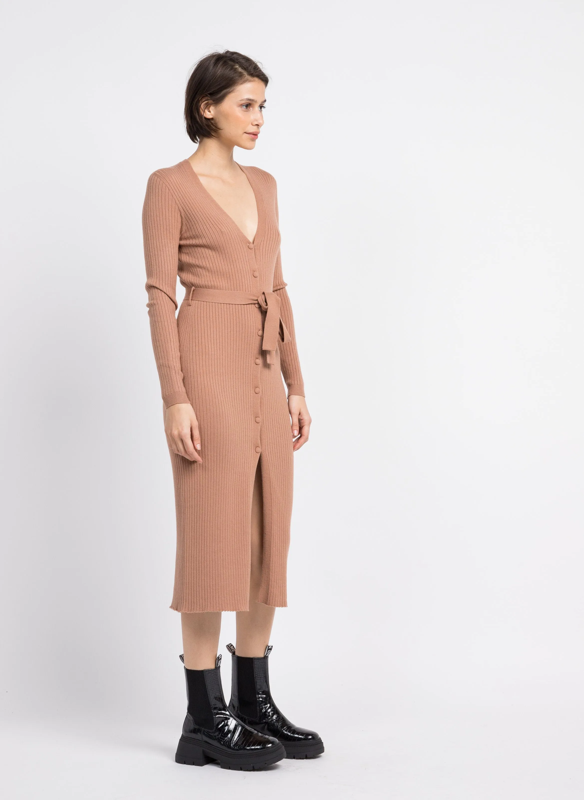 PANOPLIE - Vestido midi ajustado con cuello de pico en marron