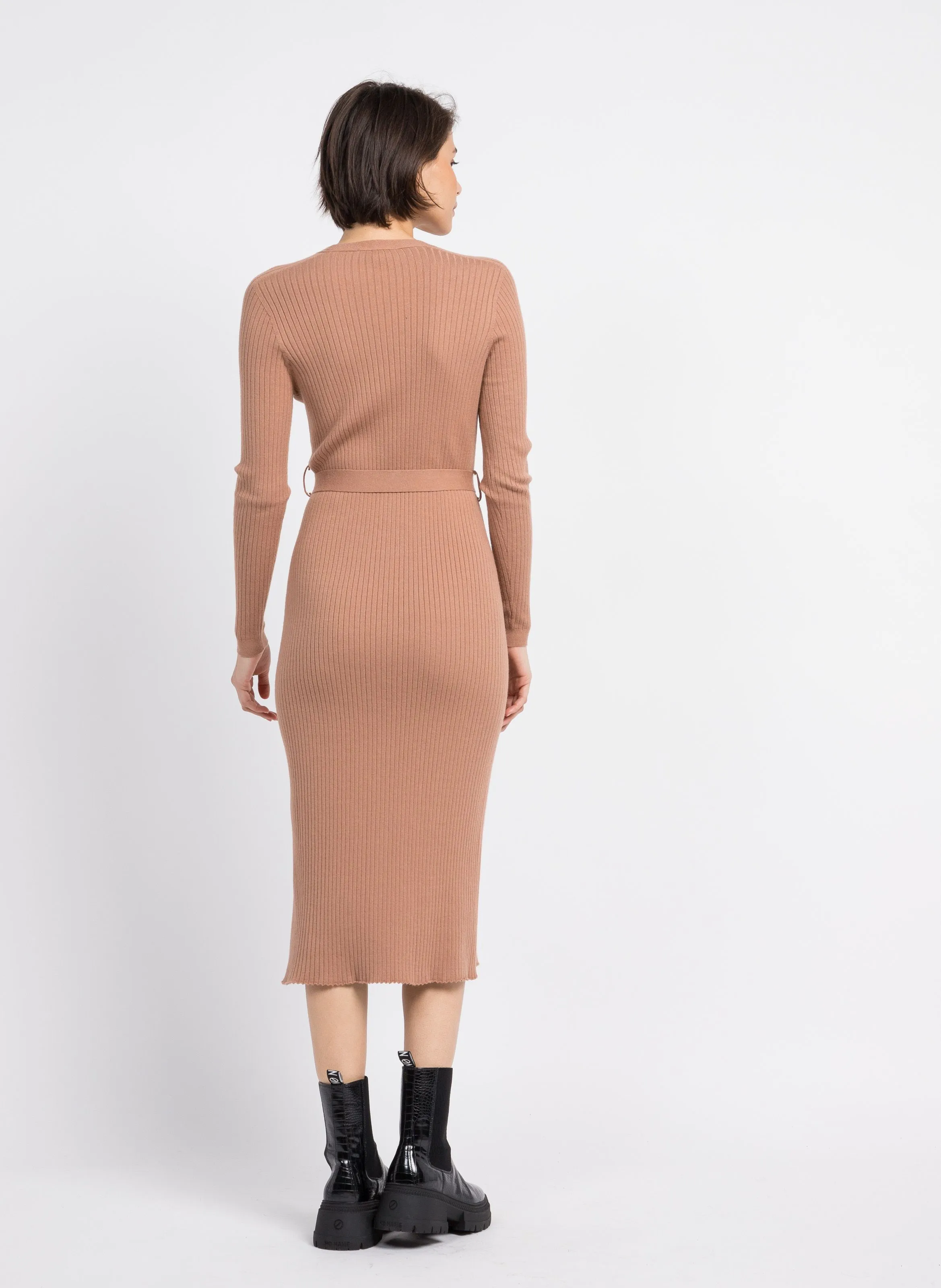 PANOPLIE - Vestido midi ajustado con cuello de pico en marron