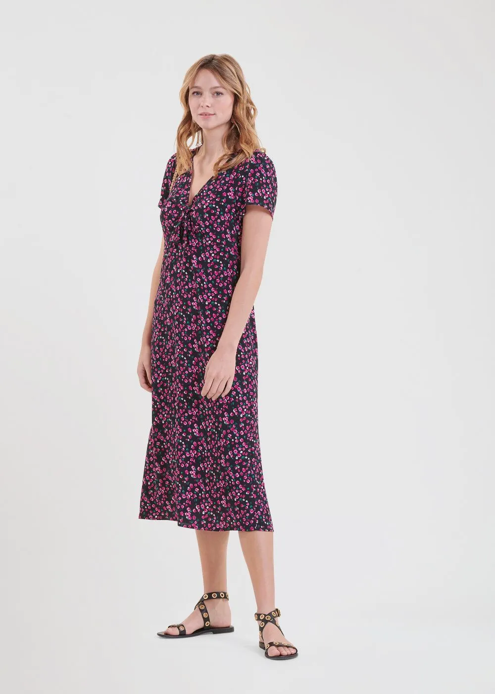 Vestido midi recto con cuello de pico y estampado en negro