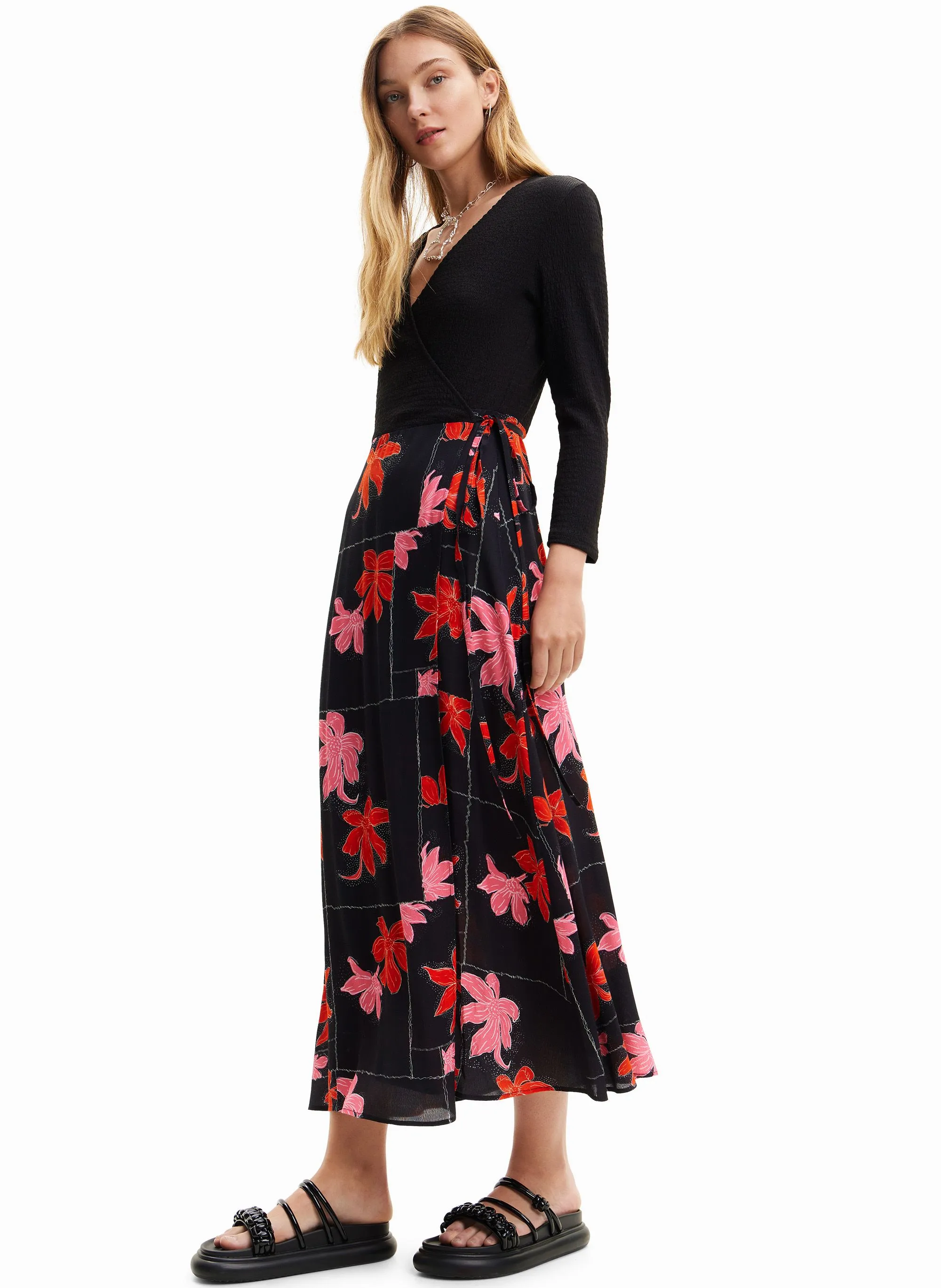 Vestido midi recto estampado con cuello de pico en negro